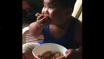 小胖娃吃瓜,小胖娃的甜蜜瓜果时光