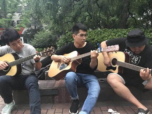 最近网红弹琴唱歌老头,网红弹琴老头演绎人生传奇