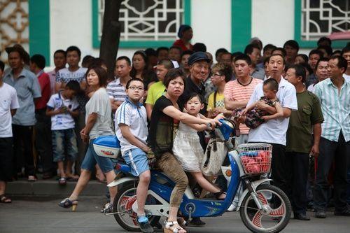 女孩吃瓜全家围观图片,一家人的欢乐吃瓜时光