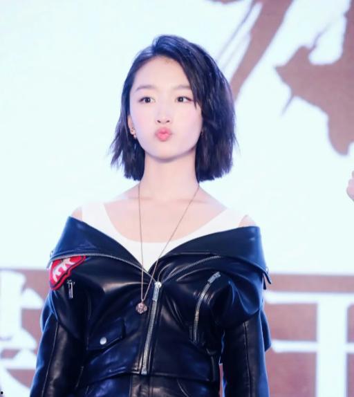 单眼皮眼距宽女明星,独特气质的美丽演绎