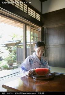 日本和服女吃瓜,日本和服美女的时尚吃瓜瞬间